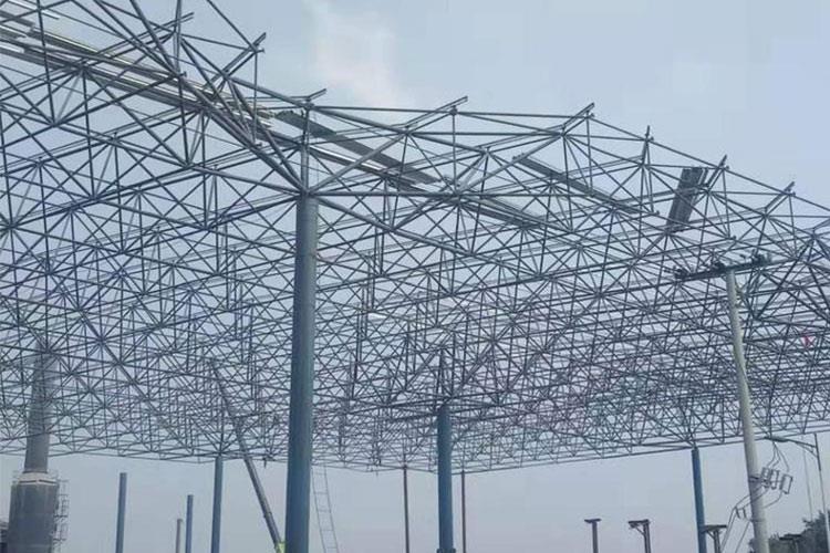 按著安裝順序和工藝要求在鋼平臺(tái)上進(jìn)行鋼構(gòu)件的預(yù)制和組裝，要保障焊接制作質(zhì)量