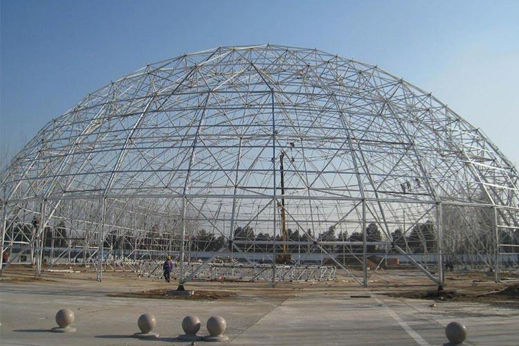 使用這種網(wǎng)架安裝方法首先要將網(wǎng)架分成成條的網(wǎng)架單元，并提前設(shè)置滑軌