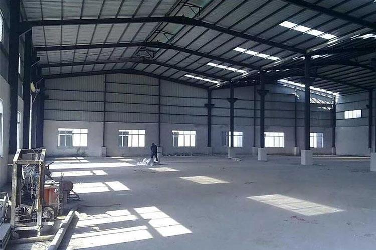 以免工業(yè)車間鋼結(jié)構(gòu)頂層的積累物過多對(duì)屋面造成擠壓和壓迫，此外定時(shí)的清潔也是非常有必要的