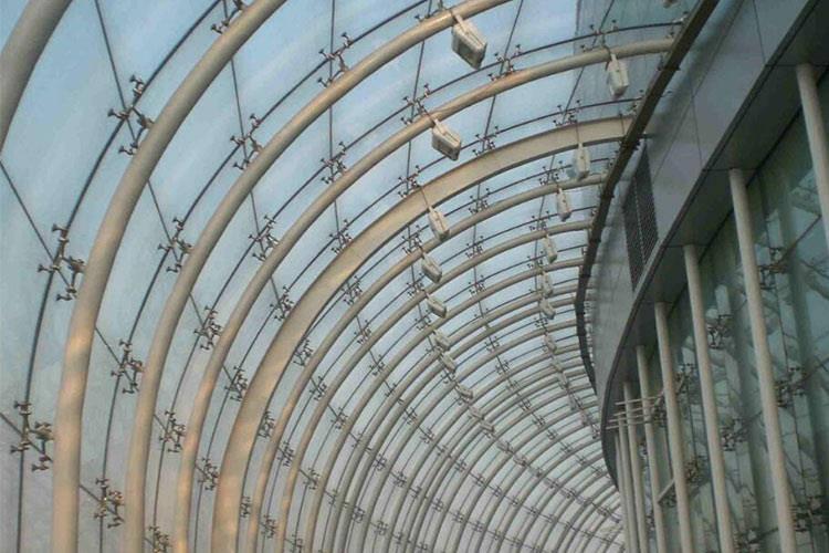 當前輕型鋼結構的體系主要有冷彎薄壁型、拱形波紋屋蓋型、門式鋼架結構及多層多鋼的結構等體系