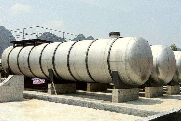 臥式儲油罐是用以儲存原油、植物油，化工溶劑、水或其他石油產品的長形容器