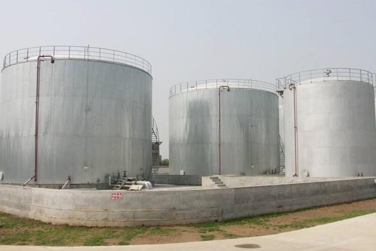 大型儲(chǔ)油罐施工前，應(yīng)根據(jù)焊接工藝評(píng)定報(bào)告，制定焊接施工技術(shù)措施或編制焊接工藝指導(dǎo)書(shū)