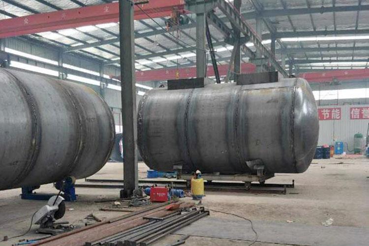 因設置在地下有可靠的防火、防爆能力,使得油罐之間以及與相鄰建筑物之間的安全距離縮短