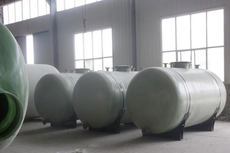 地埋式儲油罐節(jié)省了土地資源,也降低了工程的總造價，不僅施工快而且消防設備簡單