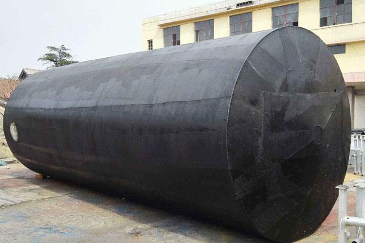 加油站雙層罐采用雙層設(shè)計的好處就是能夠有效防止罐內(nèi)的溶液漏出，同時也減緩了周圍環(huán)境的凈化壓力，環(huán)保性更強