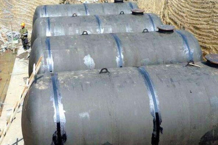 地埋式雙層罐制作所用的材料為衛(wèi)生級(jí)不銹鋼，結(jié)構(gòu)設(shè)計(jì)人性化，操作性強(qiáng)