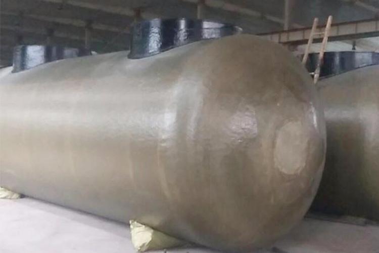 外層采用鋼化玻璃纖維厚度達(dá)到4.0mm以上，抗壓抗震性好，具有很強(qiáng)的耐腐蝕性、耐電蝕性