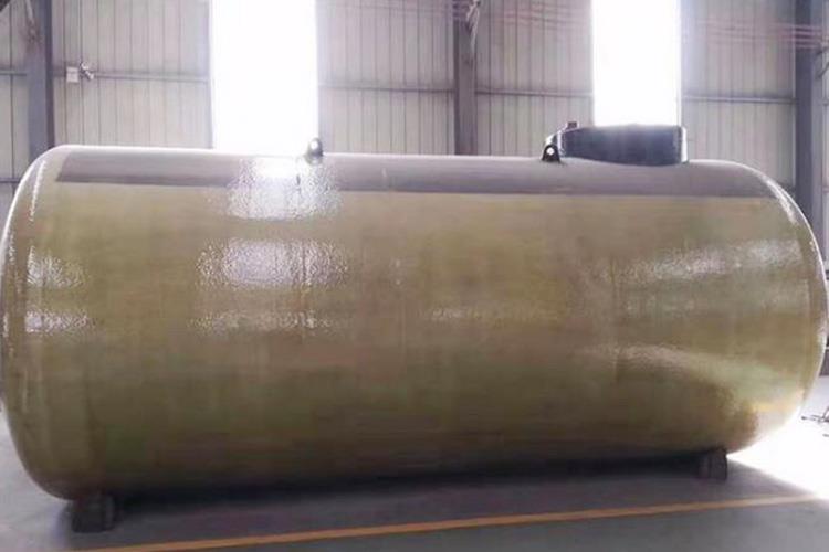 地埋式雙層罐內(nèi)外層之間采用獨(dú)特工藝技術(shù)，使雙層地埋油罐達(dá)到0.1mm的空隙，從源頭上杜絕隱患的發(fā)生