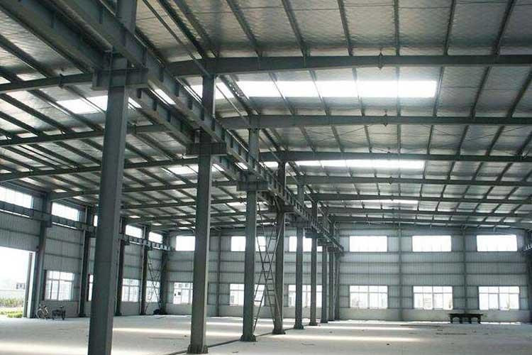 鋼結(jié)構(gòu)建筑可方便快捷地進(jìn)行組裝和拆卸，實(shí)現(xiàn)了臨時(shí)建筑的通用標(biāo)準(zhǔn)化，樹(shù)立了環(huán)保節(jié)能、快捷的建筑理念