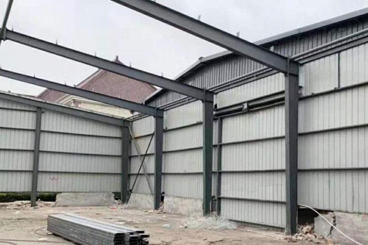 使臨時(shí)房屋進(jìn)入了一個(gè)系列化開(kāi)發(fā)、集成化生產(chǎn)、配套化供應(yīng)、可庫(kù)存和可多次周轉(zhuǎn)使用的定型產(chǎn)品領(lǐng)域