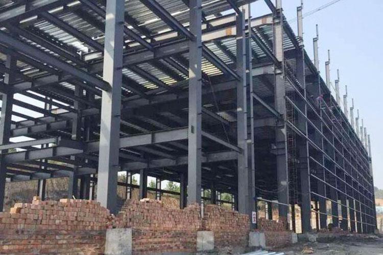 多層鋼結(jié)構(gòu)適用于不同的行業(yè)建筑，大空間的內(nèi)部設(shè)計(jì)可滿足多空間的分隔需求