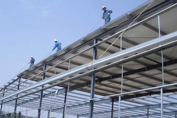 鋼結構采用節(jié)能體系，具有呼吸功能，可調節(jié)室內空氣干濕度