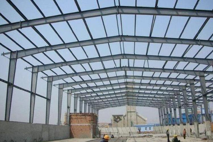 工業(yè)車間鋼結(jié)構(gòu)雖然具有施工周期短、耐腐蝕的特點(diǎn)，但是為了不影響工業(yè)車間鋼結(jié)構(gòu)的長(zhǎng)期使用