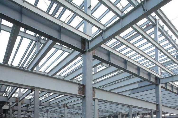 以免工業(yè)車間鋼結(jié)構(gòu)頂層的積累物過多對(duì)屋面造成擠壓和壓迫，此外定時(shí)的清潔也是非常有必要的