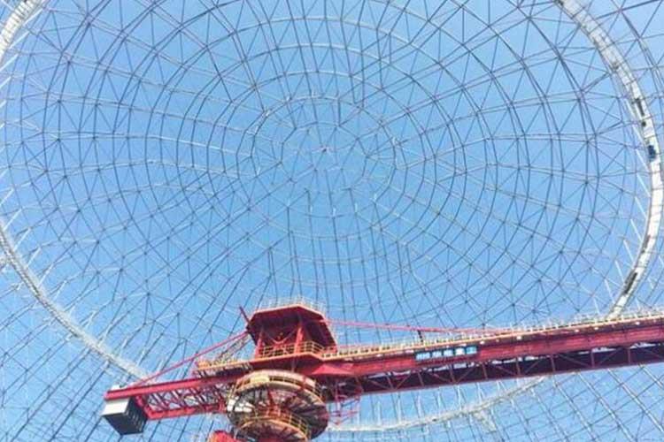 球形網(wǎng)架是指用球做節(jié)點，鋼管做桿件的網(wǎng)架結(jié)構(gòu)，所用的構(gòu)件均由工廠的流水線生產(chǎn)