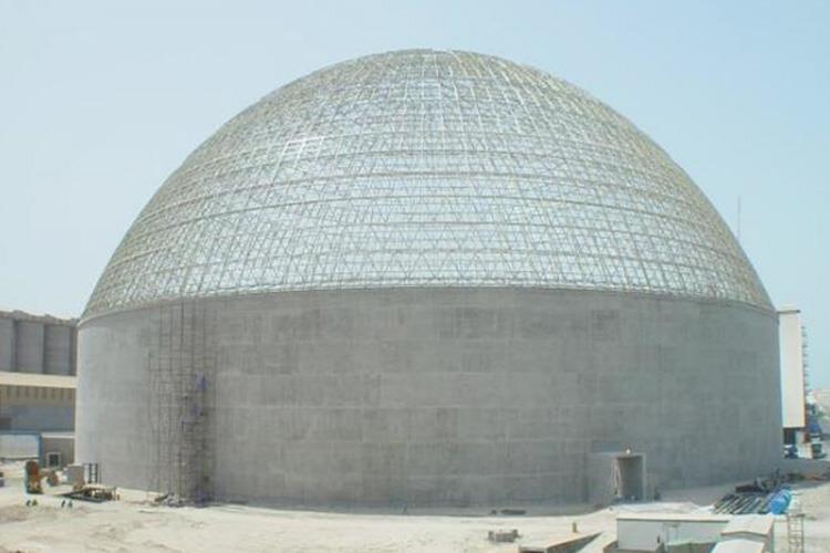 球形網(wǎng)架各部件都已經(jīng)過精心、嚴(yán)格的防腐和防火處理，在使用壽命內(nèi)基本實現(xiàn)免維護，性價比非常高