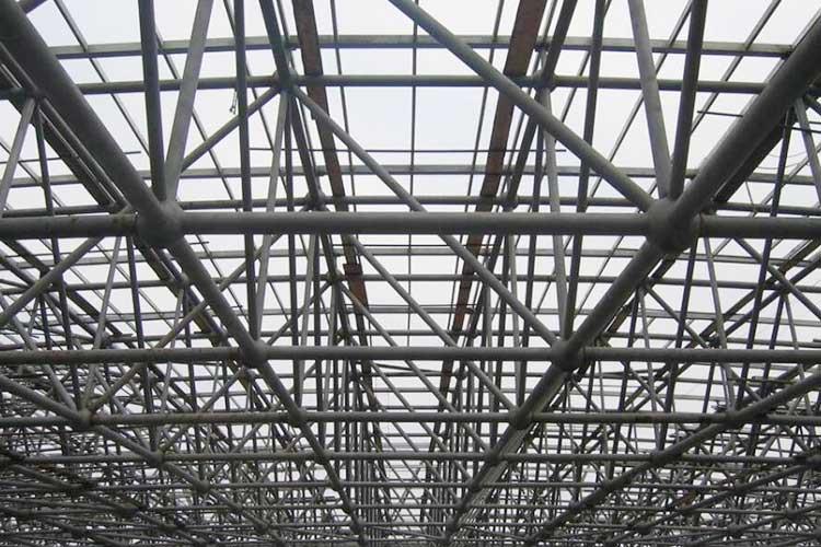 空間網(wǎng)架為一種空間桿系結(jié)構(gòu)，具有三維受力特點，能承受各方向的作用