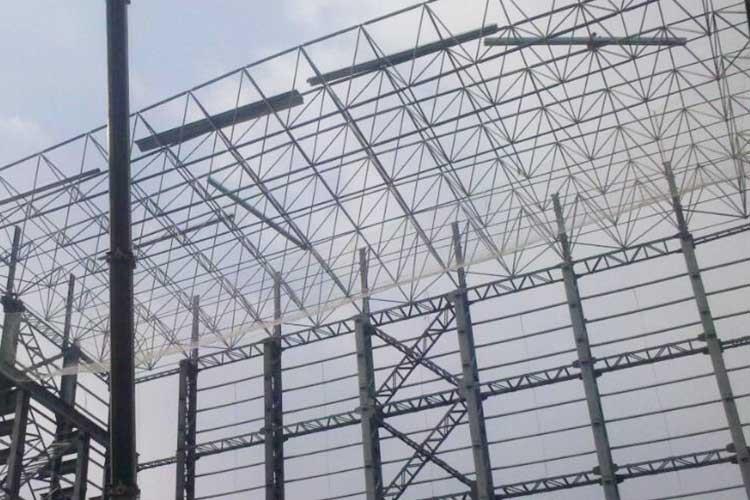 因此它的整體穩(wěn)定性好，空間剛度大，能有效承受非對稱荷載、集中荷載和動荷載，并具有較好的抗震性能