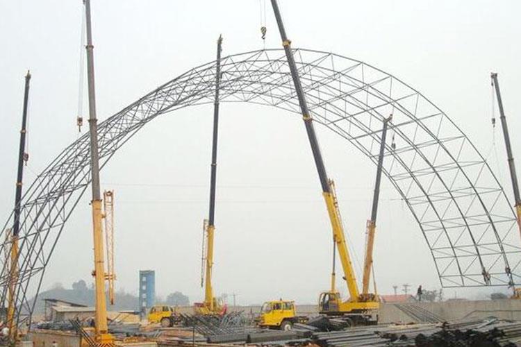 煤棚網(wǎng)架的使用可以減少煤的損失，從而保護(hù)環(huán)境；具有外形美觀大方，結(jié)構(gòu)合理，拆裝靈活，承重力強，安全可靠等特點