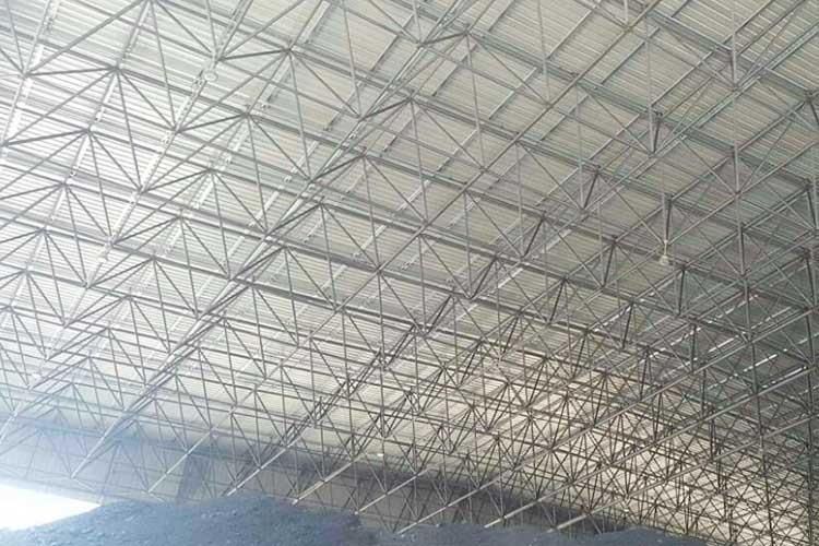 在進(jìn)行加工工程中，網(wǎng)架加工和鋼結(jié)構(gòu)的焊接過程非常重要，對于鋼結(jié)構(gòu)的焊接點，要保障質(zhì)量