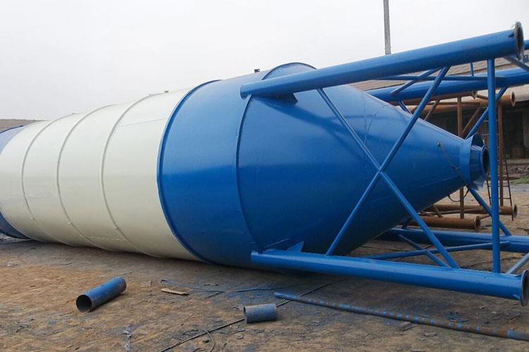 罐體上裝有料位系統(tǒng)，能夠顯示物料的位置和多少，破洞裝置可以解除物料沉積太久而造成的結(jié)實