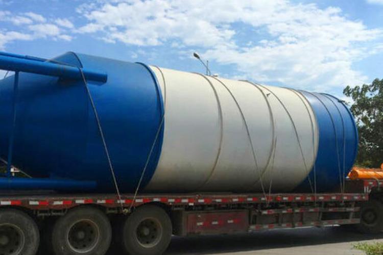 一般為圓筒支架結(jié)構(gòu)，其上部有除塵設(shè)備，防止粉塵泄漏，下部裝有破拱裝置，防止粉料結(jié)塊，使粉料卸出順暢