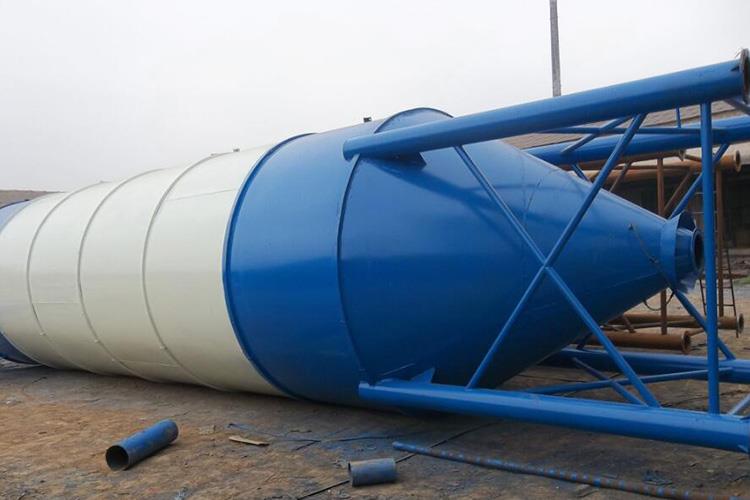 臥式水泥罐有效解決了出口水泥罐裝箱困難、現(xiàn)場(chǎng)制筒困難、工地轉(zhuǎn)移困難，運(yùn)輸高寬等諸多難題