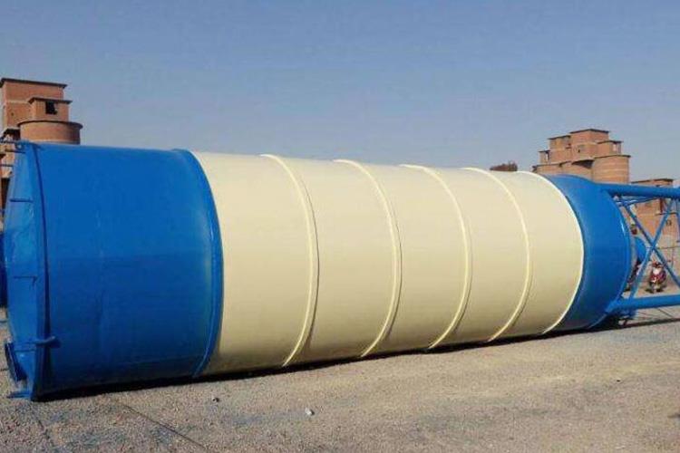 工地水泥罐可以有效降低城市空氣粉塵污染，具有占地面積小，使用壽命長(zhǎng)，造價(jià)低等特點(diǎn)