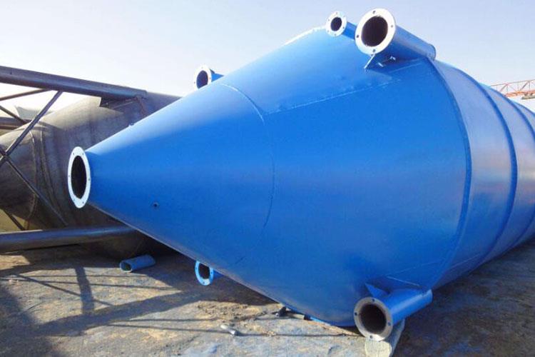 臥式水泥倉符合行業(yè)標(biāo)準(zhǔn)，倉體采用鋼板加槽箍，支腿采用國標(biāo)管組焊而成