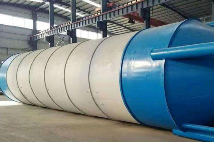 下部裝有破拱裝置，防止粉料結(jié)塊，使粉料卸出順暢，并裝有料位傳感設(shè)備，可隨時(shí)掌握罐內(nèi)物料使用情況