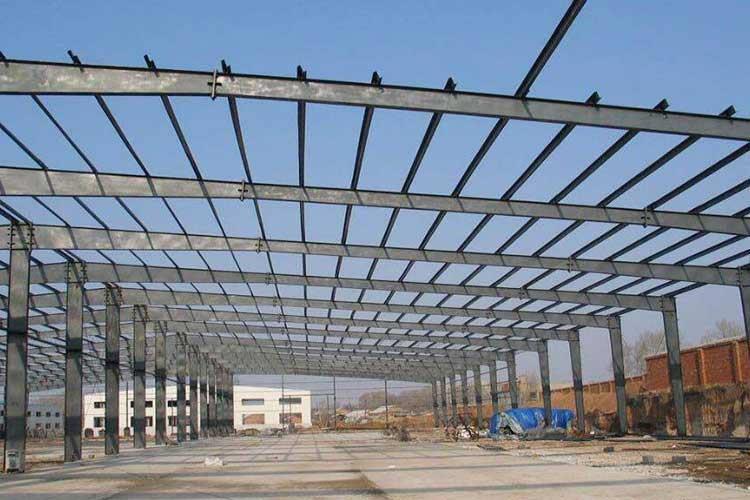 考慮到鋼結構廠房的結構，高大沉重的避雷針不適合安裝在鋼結構廠房上