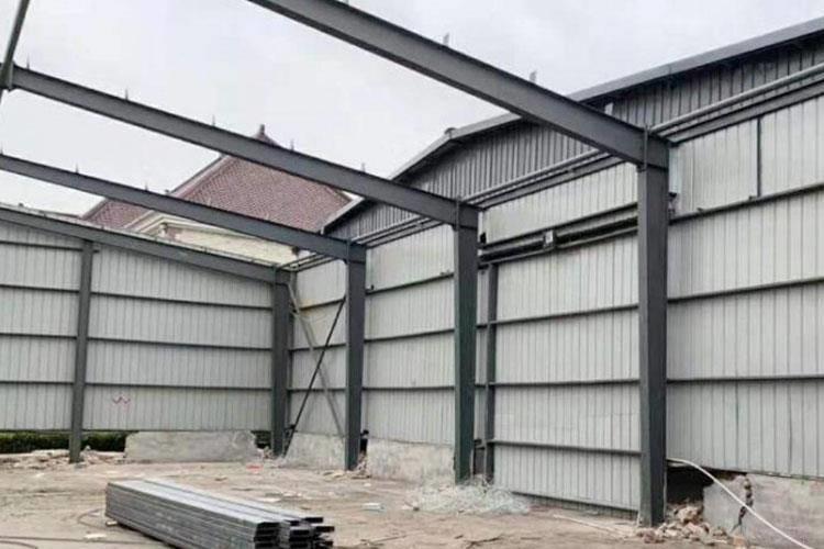 產(chǎn)操作不當(dāng)，如高溫直接操作、機(jī)械沖擊等，對(duì)鋼結(jié)構(gòu)造成損傷和破壞后，不及時(shí)維修