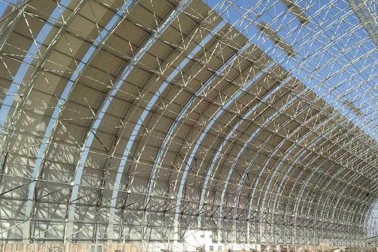 在對網(wǎng)架鋼結(jié)構(gòu)進(jìn)行安全性檢測的過程中，主要檢測項目有托架、桁架、梁、受壓桿件、焊縫、螺栓等，以及整體鋼結(jié)構(gòu)的主體結(jié)構(gòu)等