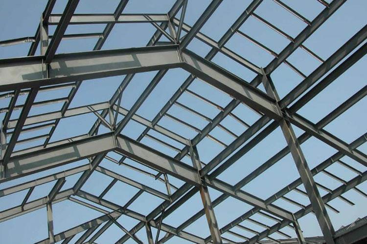 要想減小或避免鋼結(jié)構(gòu)廠房地腳螺栓偏差，首先就要保障地腳螺栓的質(zhì)量，只有質(zhì)量得以保障，才能將誤差控制在標(biāo)準(zhǔn)范圍內(nèi)