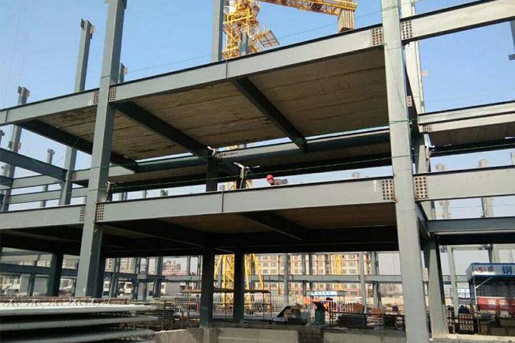 鋼結(jié)構(gòu)安裝是一項大而精細的工程，許多細節(jié)之須加以關(guān)注，尤其精度問題，精度是建筑結(jié)構(gòu)較為重要的指標之一，控制精度需要從細節(jié)著手