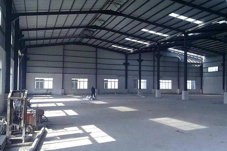 鋼結(jié)構(gòu)雨天施工時(shí)，宜搭設(shè)臨時(shí)防護(hù)棚，雨水不得飄落在熾熱的焊縫上