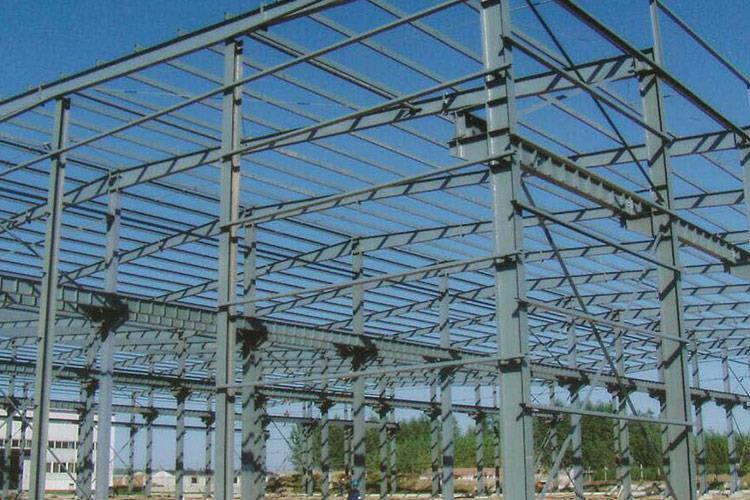 網(wǎng)架鋼結(jié)構(gòu)跨度大，網(wǎng)格數(shù)量多，易產(chǎn)生有害的累積誤差