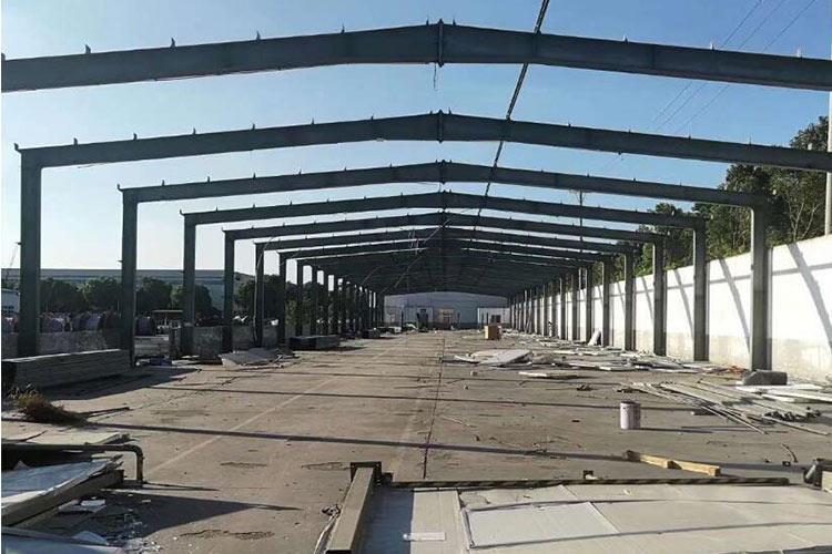 在目前的鋼結(jié)構(gòu)廠房市場，想尋建設(shè)企業(yè)并不難，而難就難在價(jià)格適中，質(zhì)量可靠的企業(yè)